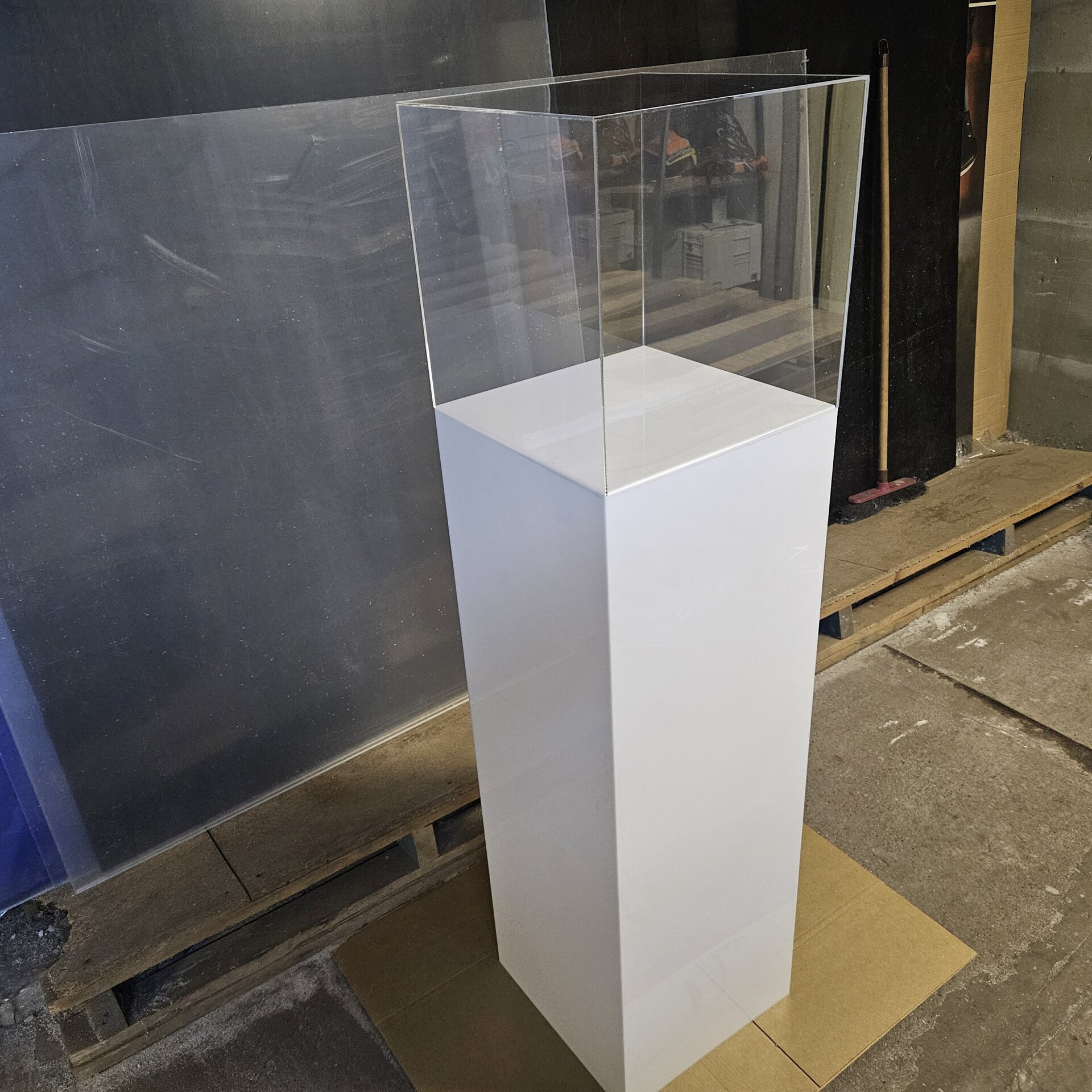 Напольный подиум для презентаций. Материал оргстекло. - фото pic_d20cbce4b42e798135b09df55f0507df_1920x9000_1.jpg