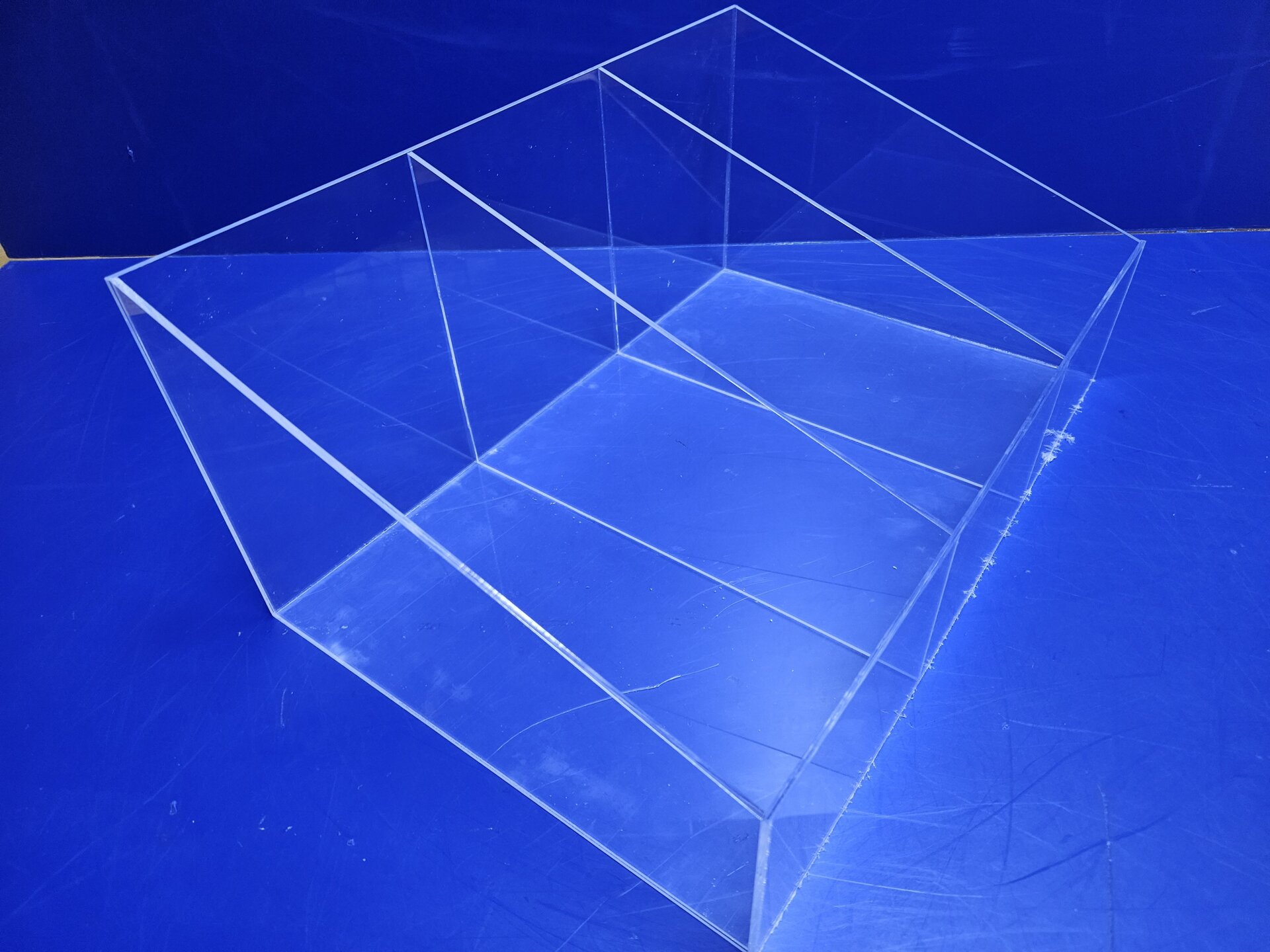 Короба из оргстекла для торговых витрин магазинов - фото pic_d495d1c80ee8c997ca95dad4481302f1_1920x9000_1.jpg