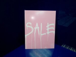 Табличка из прозрачного оргстекла для рекламы настольная "SALE"