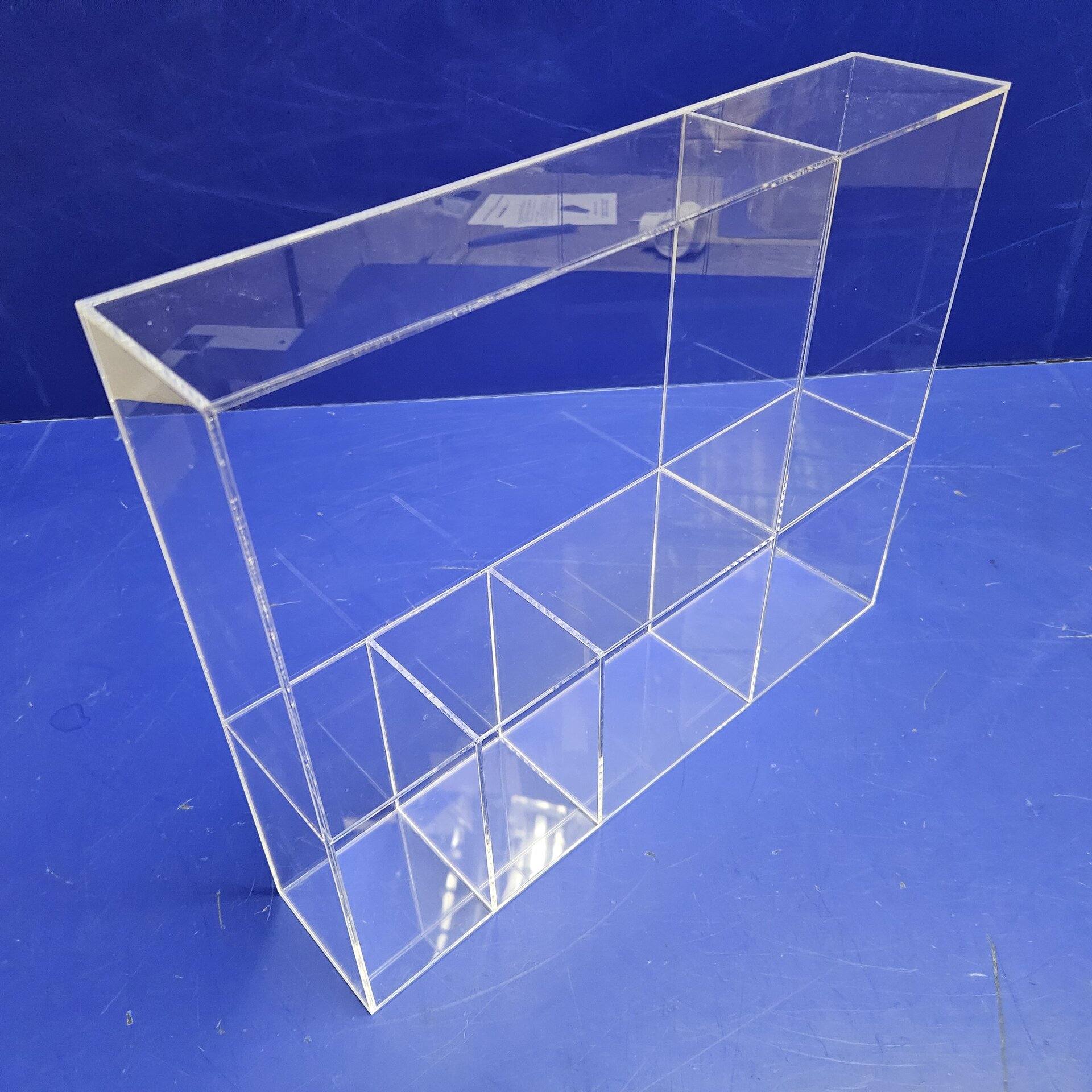 Торговые витрины с накопителями и ячейками в витринах магазинов. - фото pic_e4e182cfa975d58888c26f737519e7f9_1920x9000_1.jpg