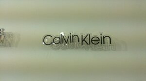 Табличка логотип из акрила "Calvin Klein" в Санкт-Петербурге от компании Изделия из оргстекла Plexiglas, акрила, Пэт, ПВХ. POS материалы.