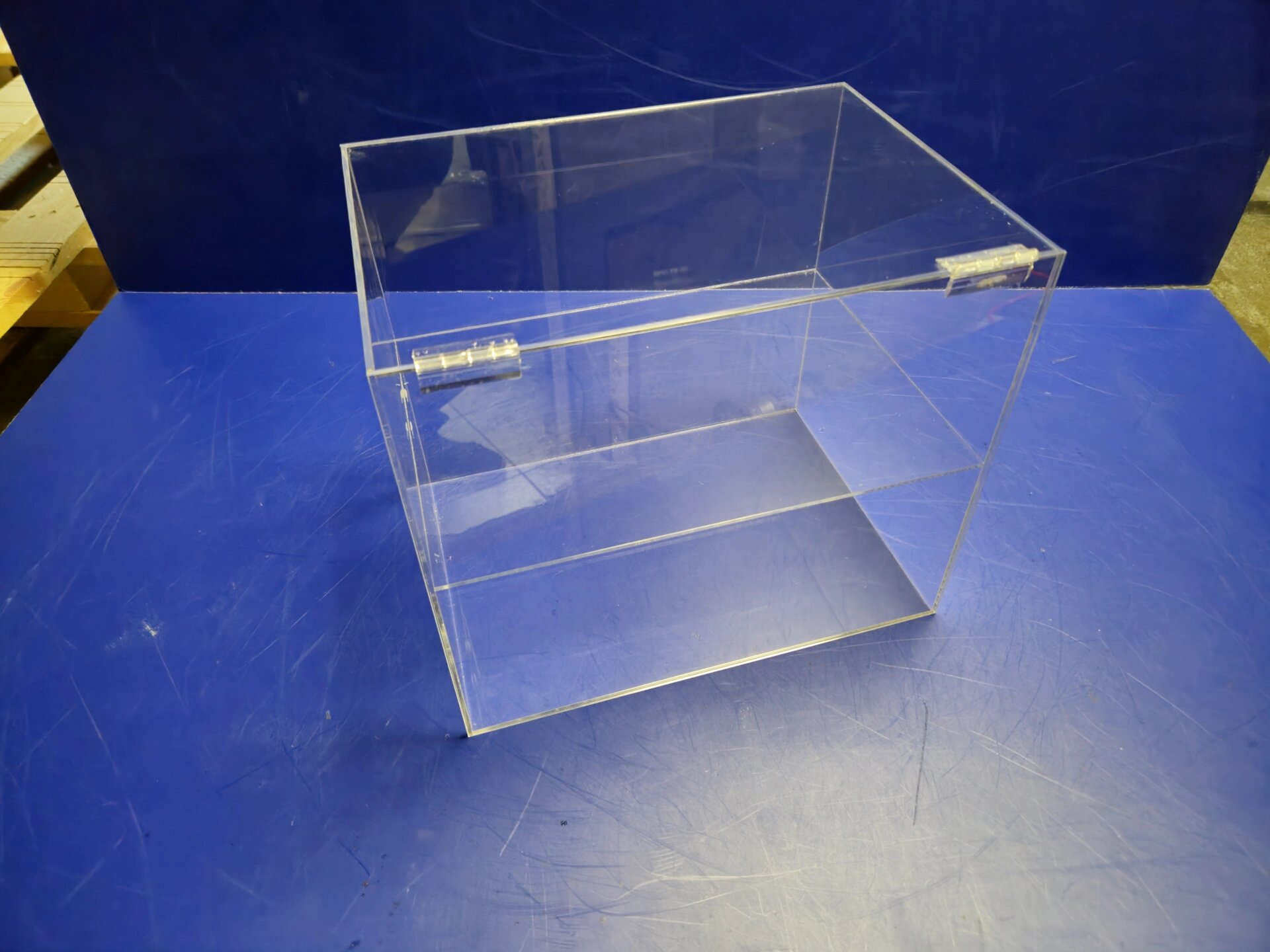 Прямоугольная витрина из оргстекла. Настольные и подвесные витрины ...