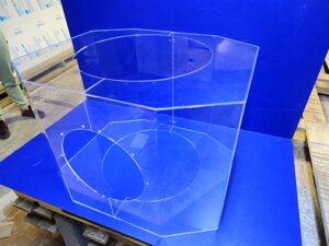 Шестигранный короб или кожух из прозрачного акрилового пластика оргстекла для выставки оборудования компании ГАЗПРОМ.