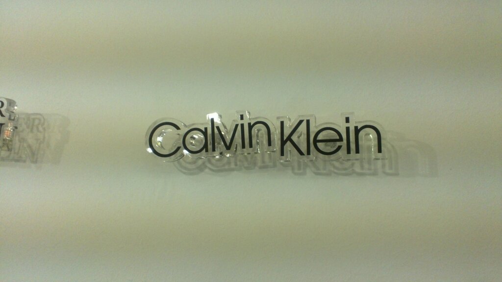 Табличка логотип из акрила "Calvin Klein" от компании Изделия из оргстекла Plexiglas, акрила, Пэт, ПВХ. POS материалы. - фото 1