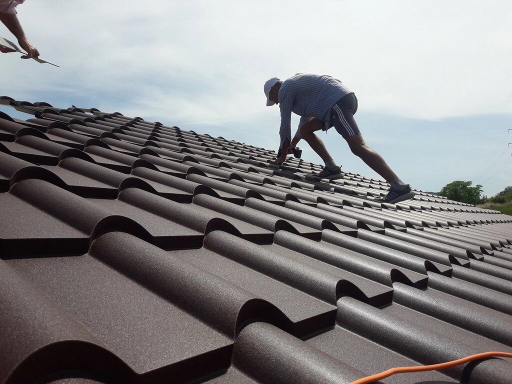 Монтаж металлочерепицы на крышу от компании Дом Дока - фото 1