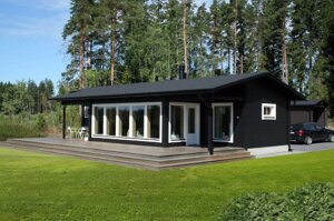 Одноэтажный финский дом с большими ландшафтными окнами