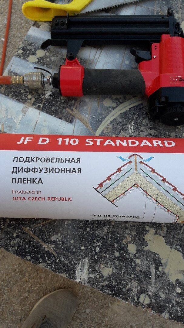 Поверх планкена укладывается диффузионная мембрана