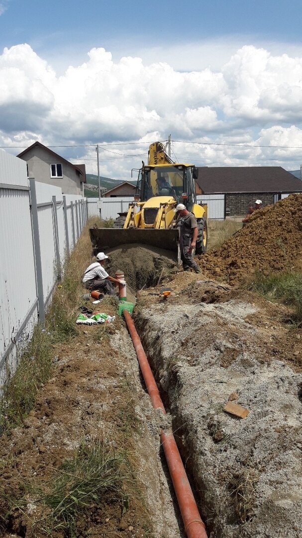 Укладка трубы в траншею к автономному септику