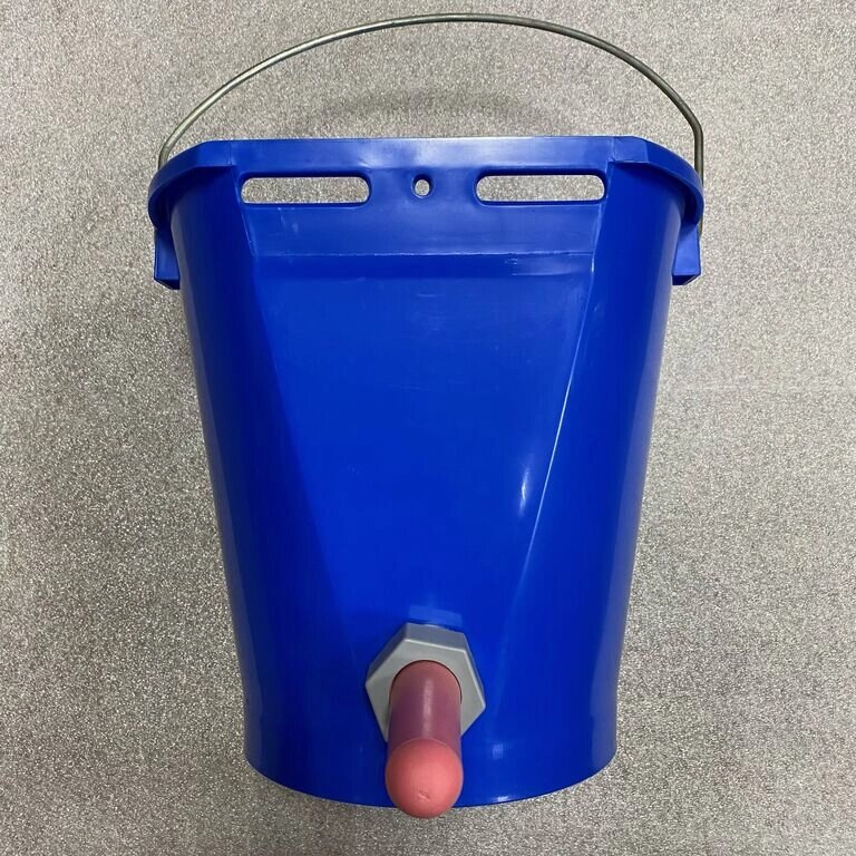 Ведро-поилка подвесное для выпойки телят, объем 9 л, встроенный клапан-дозатор от компании Магазин «Калининская Усадьба» - фото 1