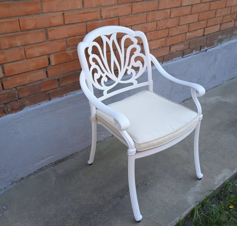 Белое кресло Louis из литого алюминия от компании Металлическая мебель из литого алюминия, элитные садовые качели - фото 1