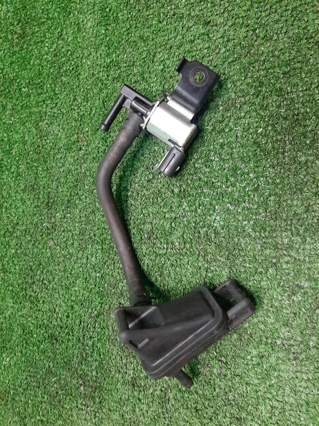 Клапан вакуумный электромагнитный для Suzuki Ignis 1811752G00 от компании Авторазбор Моторист-НН - фото 1