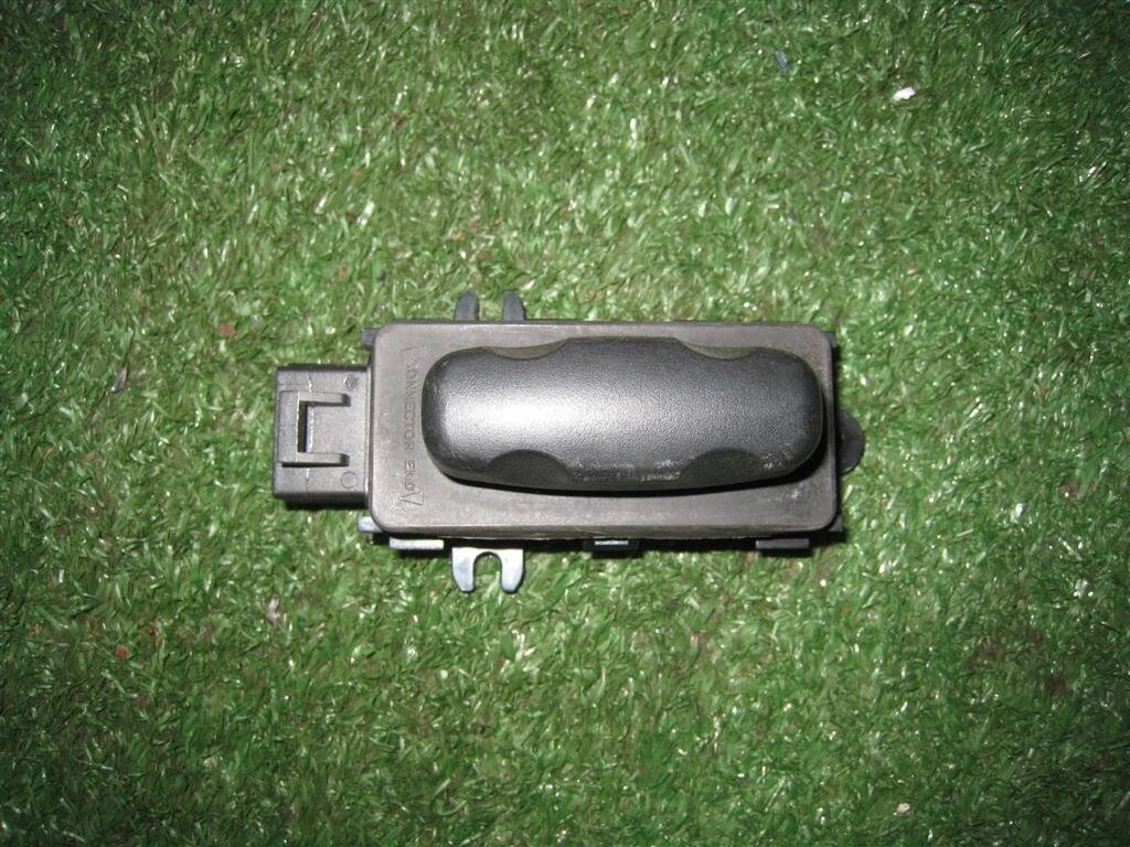 Кнопка регулировки сиденья левого для Ford Maverick TM1 4096120 от компании Авторазбор Моторист-НН - фото 1