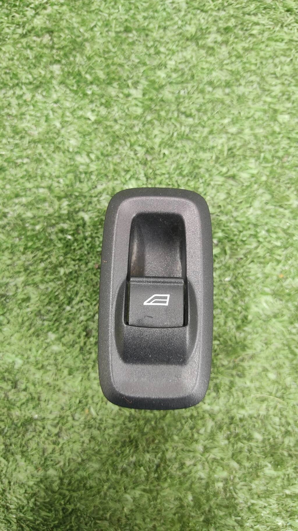 Кнопка стеклоподъемника для Ford Fiesta (CB1) 1823466 от компании Авторазбор Моторист-НН - фото 1