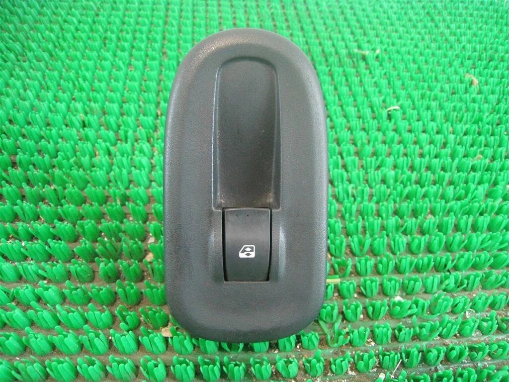 Кнопка стеклоподъемника для Renault Kangoo 2 (KW0) 8200476809 от компании Авторазбор Моторист-НН - фото 1