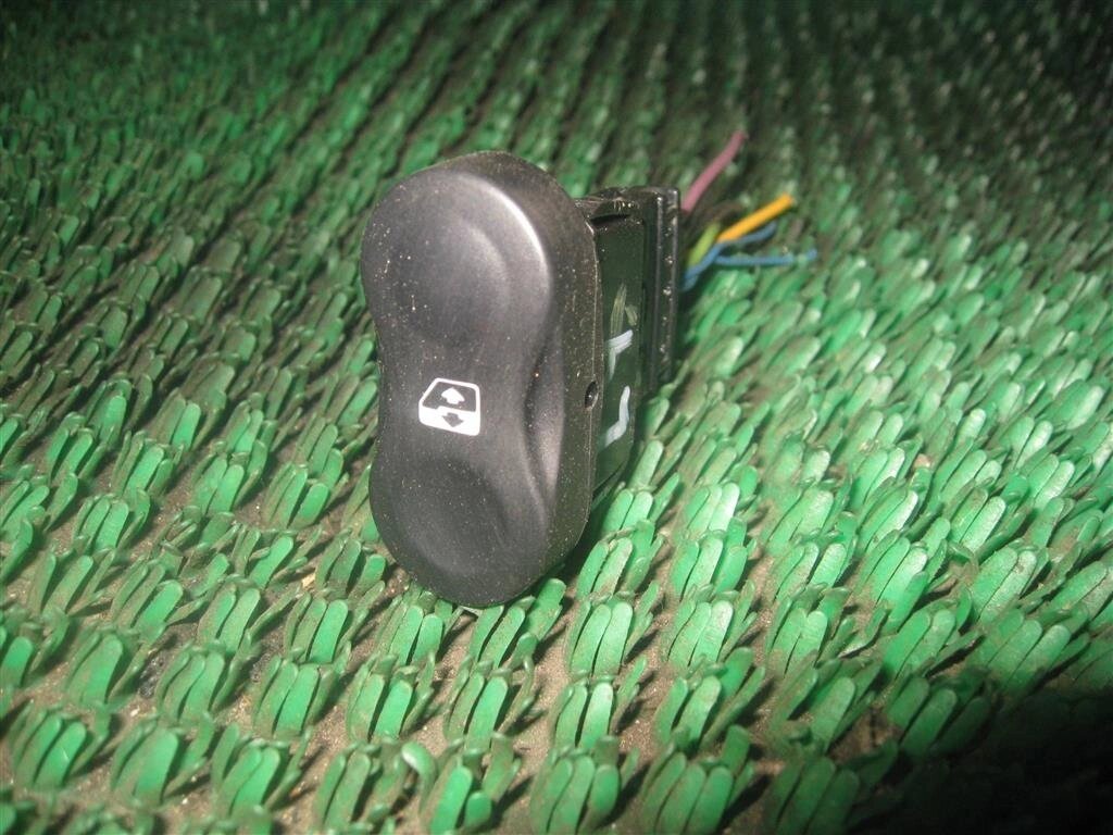 Кнопка стеклоподъемника для Renault Sandero 1 (BS11) 8200602227 от компании Авторазбор Моторист-НН - фото 1