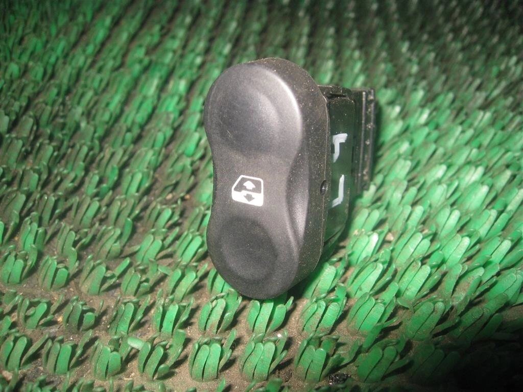 Кнопка стеклоподъемника для Renault Sandero 1 (BS11) 8200602227 от компании Авторазбор Моторист-НН - фото 1