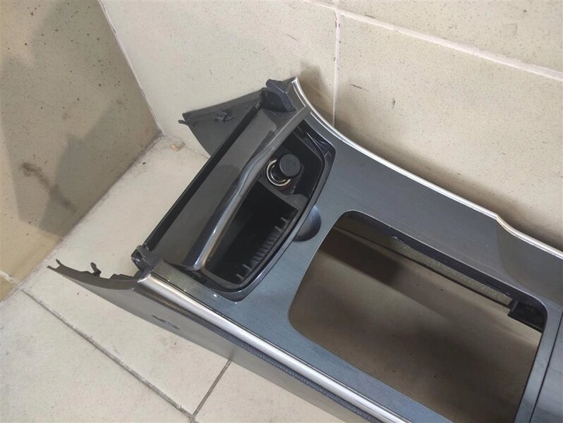 Передняя консоль мазда 6 gh 2008. Подлокотник мазда 6. Mazda 6 gg центральная консоль. Центральная консоль мазда 6. Консоль мазда 6 gg 2002-2007.