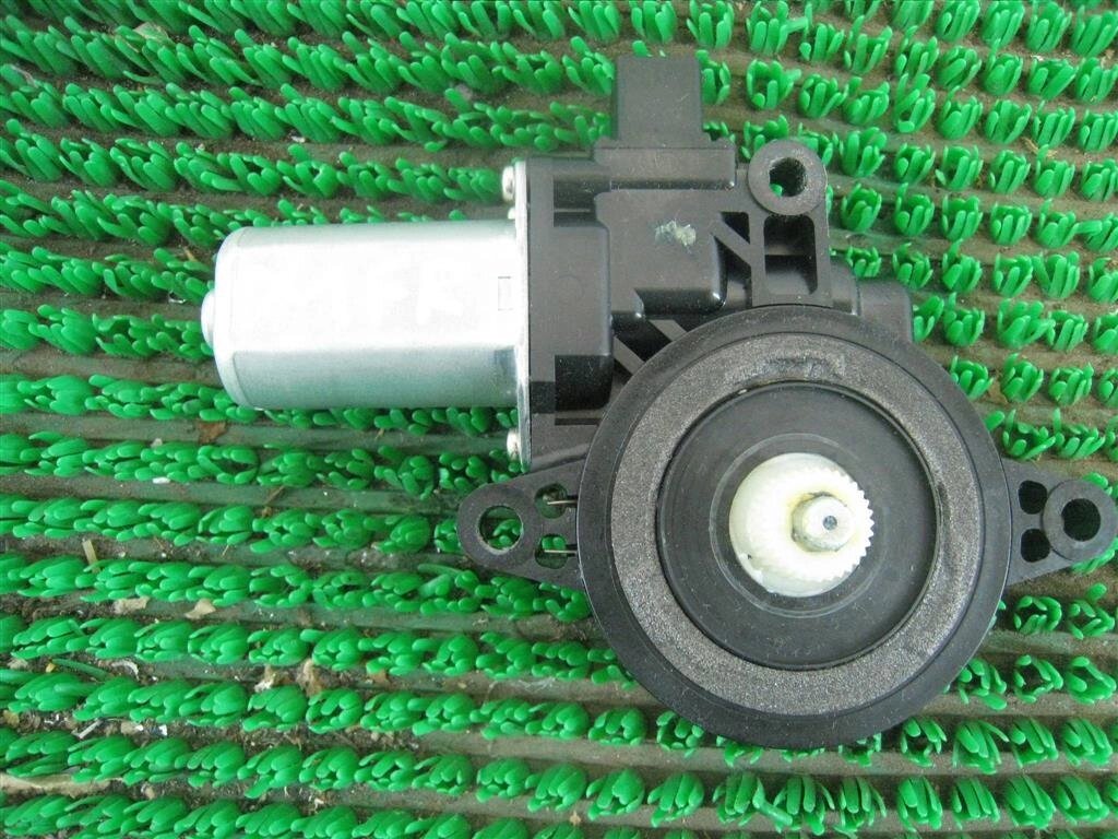 Мотор стеклоподъёмника передний правый для Mazda 3 (BL) D01G5858XB от компании Авторазбор Моторист-НН - фото 1