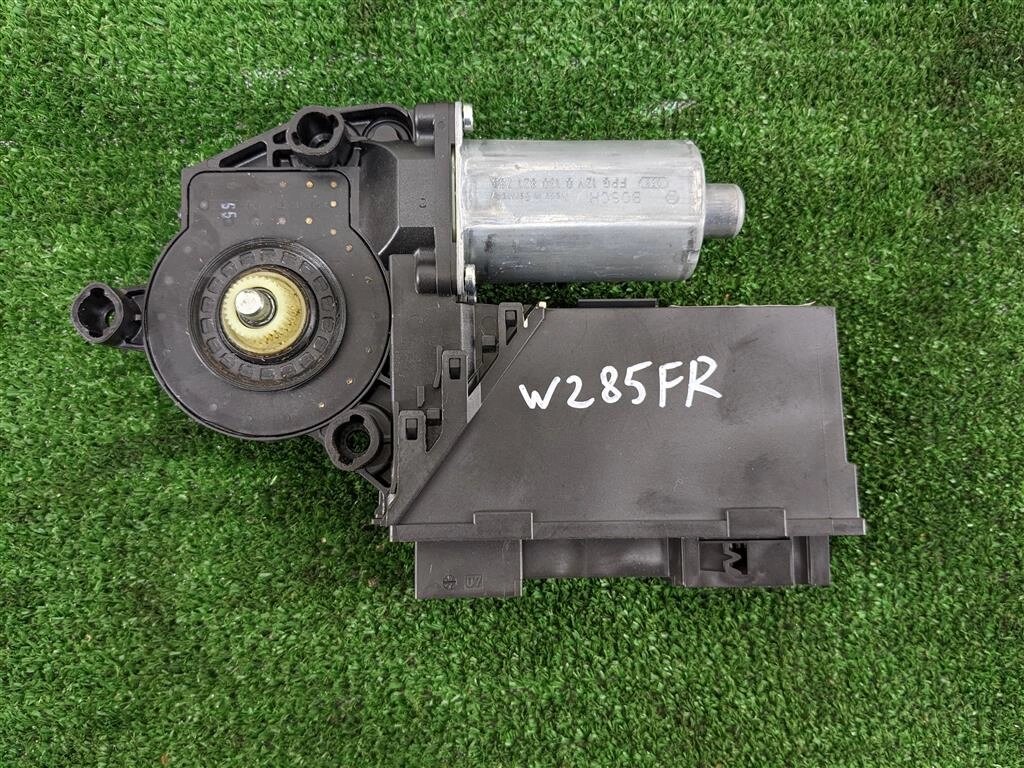 Мотор стеклоподъёмника передний правый для VOLKSWAGEN Touareg (7L) 7L0959701L от компании Авторазбор Моторист-НН - фото 1