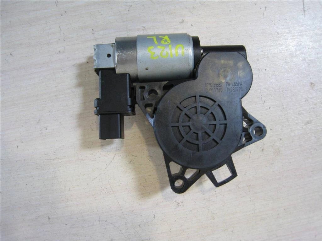 Мотор стеклоподъёмника задний правый для Mazda 3 (BK) G22C5958XC от компании Авторазбор Моторист-НН - фото 1