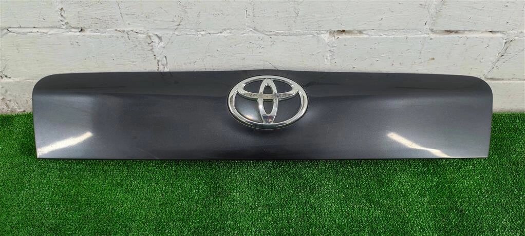Накладка крышки багажника для Toyota RAV4 A30 7680142040B0 от компании Авторазбор Моторист-НН - фото 1