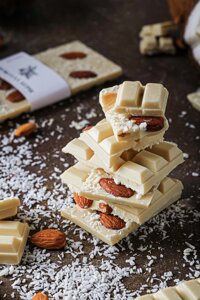 Шоколад кокосовый с миндалем и кокосом 30гр
