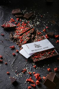 Молочный шоколад с кунжутом и клубникой 27 гр.