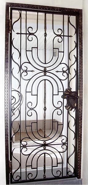 Кованая решетка для двери в греческом стиле ##от компании## Ковка-Трейд - ##фото## 1