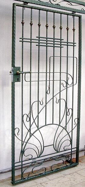 Кованая решетка для двери от компании Ковка-Трейд - фото 1