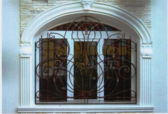 Кованая решетка для окна с аркой от компании Ковка-Трейд - фото 1