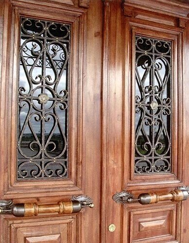 Кованая решетка на деревянную дверь от компании Ковка-Трейд - фото 1