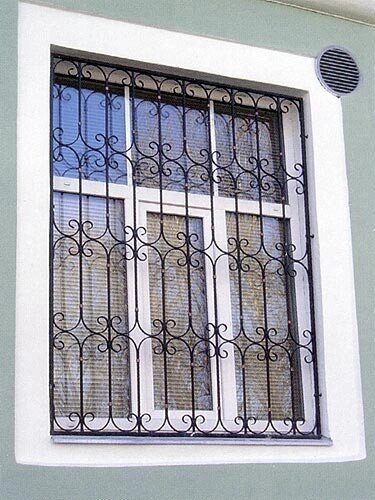 Кованая решетка на окно от компании Ковка-Трейд - фото 1