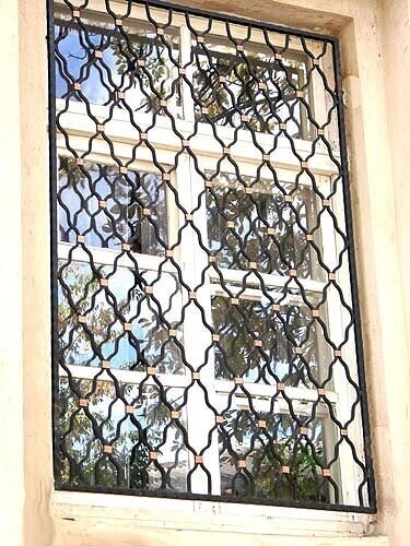 Кованая решетка с монастырской вязью от компании Ковка-Трейд - фото 1
