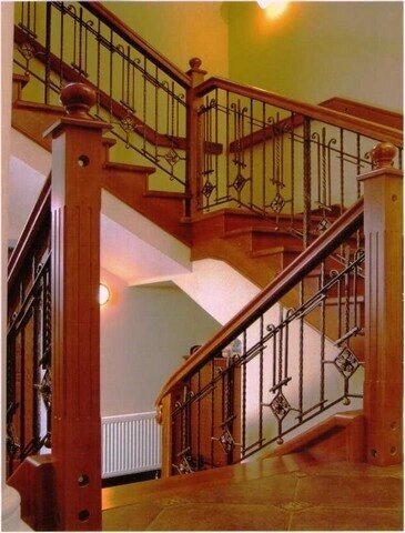 Кованые перила для лестниц в греческом стиле с деревянными поручнями от компании Ковка-Трейд - фото 1
