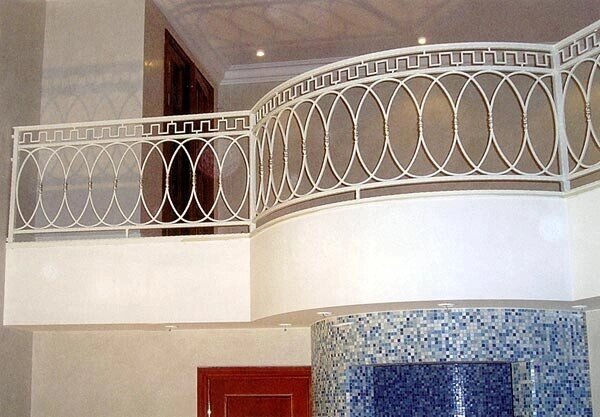 Кованый балкон белый в греческом стиле ##от компании## Ковка-Трейд - ##фото## 1
