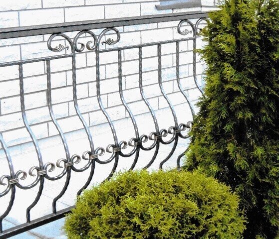Кованый балкон черный с животиком от компании Ковка-Трейд - фото 1