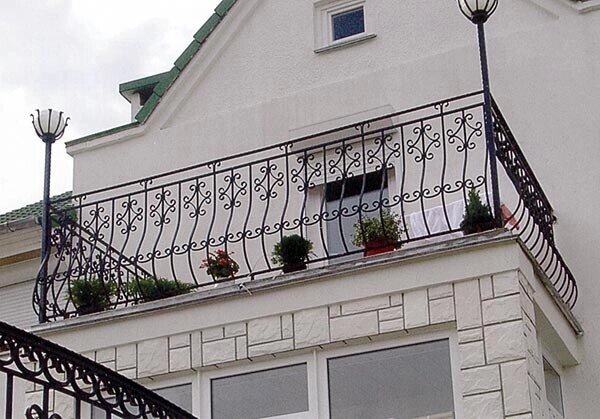 Кованый балкон с фонарями от компании Ковка-Трейд - фото 1