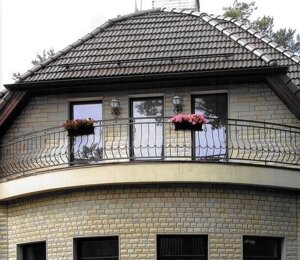 Кованый балкон с корзинками