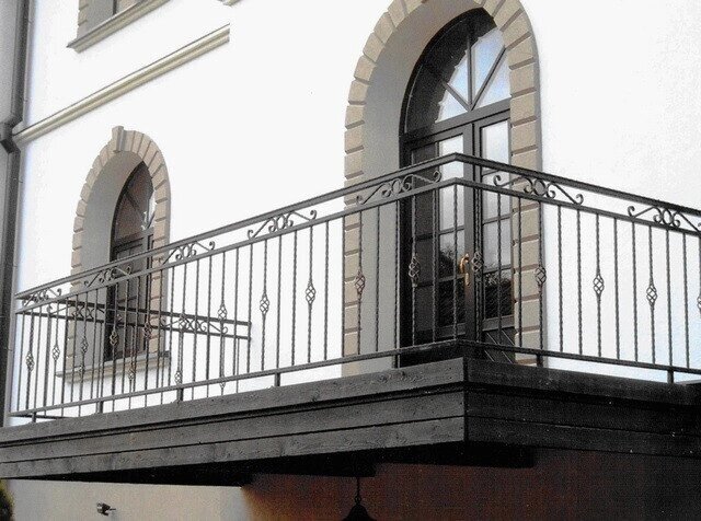 Кованый балкон с корзинками от компании Ковка-Трейд - фото 1