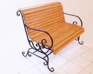 Лавочка (скамейка) со спинкой и металлическими подлокотниками