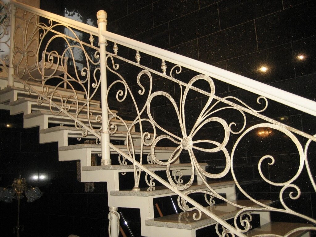 Лестница с гранитными ступенями от компании Ковка-Трейд - фото 1