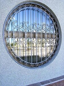 Кованая решетка на круглое окно