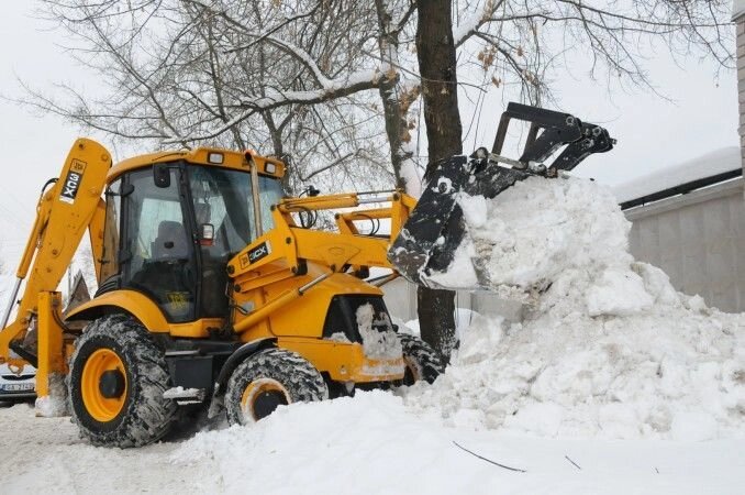 Вывоз снега экскаватор-погрузчиком от компании Технострой, ООО - фото 1