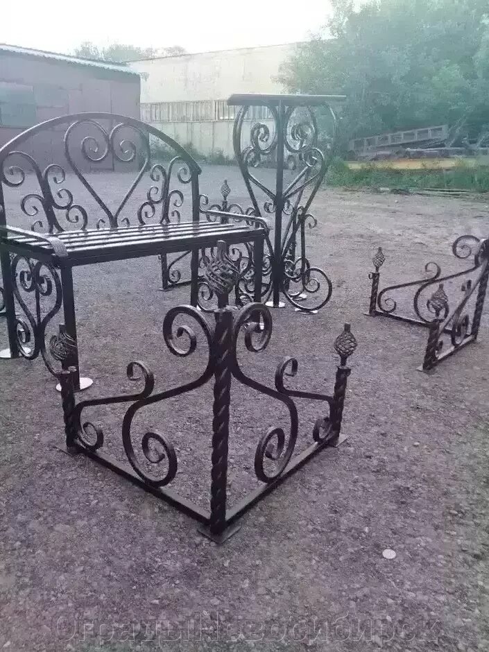Комплект на кладбище стол, скамейка, уголки от компании ОградыНовосибирск - фото 1