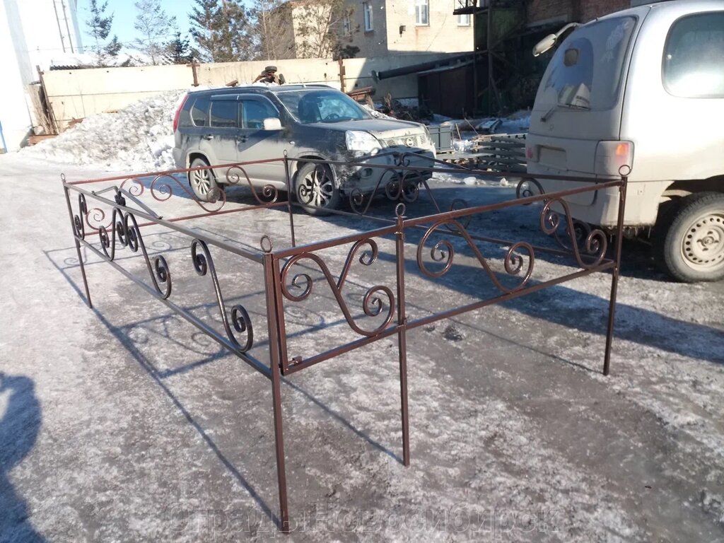Оградка на кладбище холодной ковки простая 2.5 на 2.5 от компании ОградыНовосибирск - фото 1