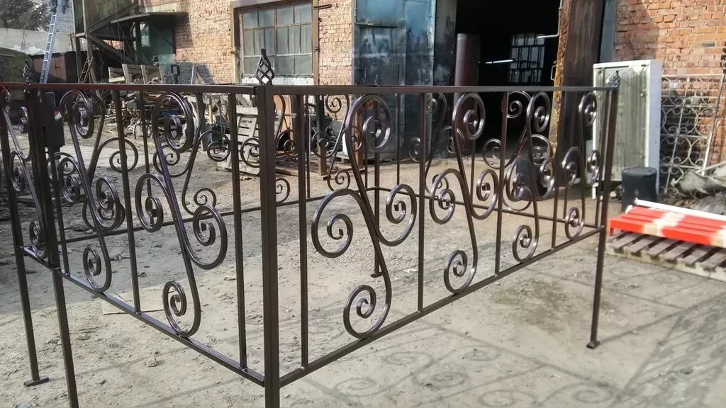 Оградка на кладбище холодной ковки с полимерным покрытием - фото pic_5103ec3f8278af1b2dc5a638748d1f60_1920x9000_1.webp