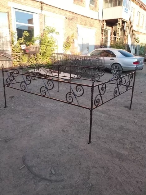 Оградка могильная с элементами ковки: аккуратный вид и надежная защита - фото pic_bacba3d8de367bdf52570647debea7ed_1920x9000_1.webp