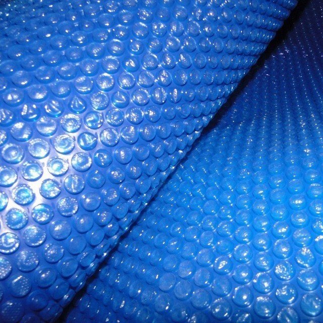 Пузырчатая пленка 400 микрон синяя. Изосолар покрытие для бассейна. Пузырчатая пленка 400 микрон синяя. Пленка воздушно-пузырчатая для бассейна. Пузырчатая пленка синяя.