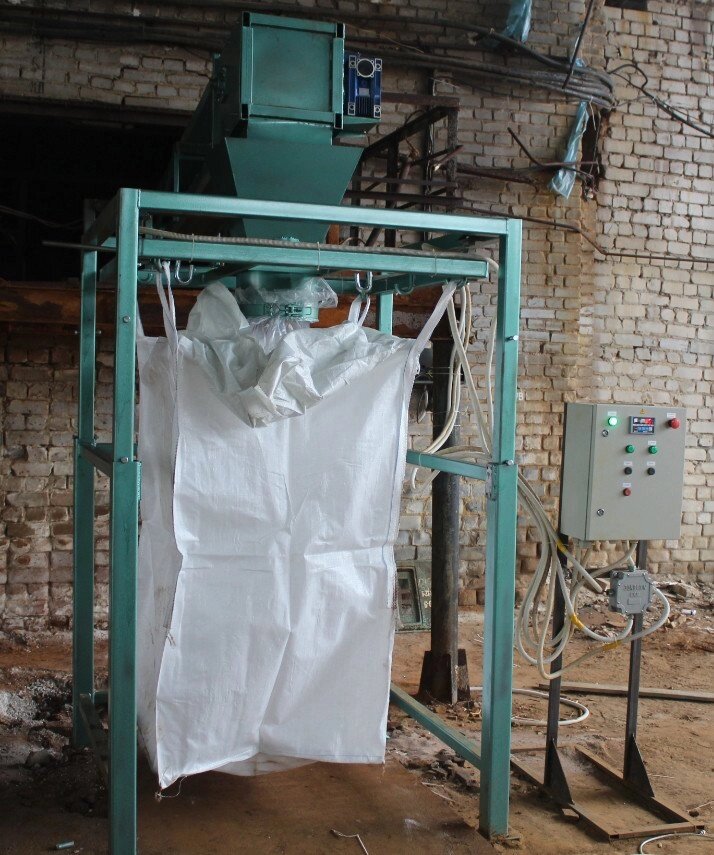 Весовой дозатор для фасовки биг-бэгов от 100 кг до 2000 кг от компании Агротехмаш-55 - фото 1