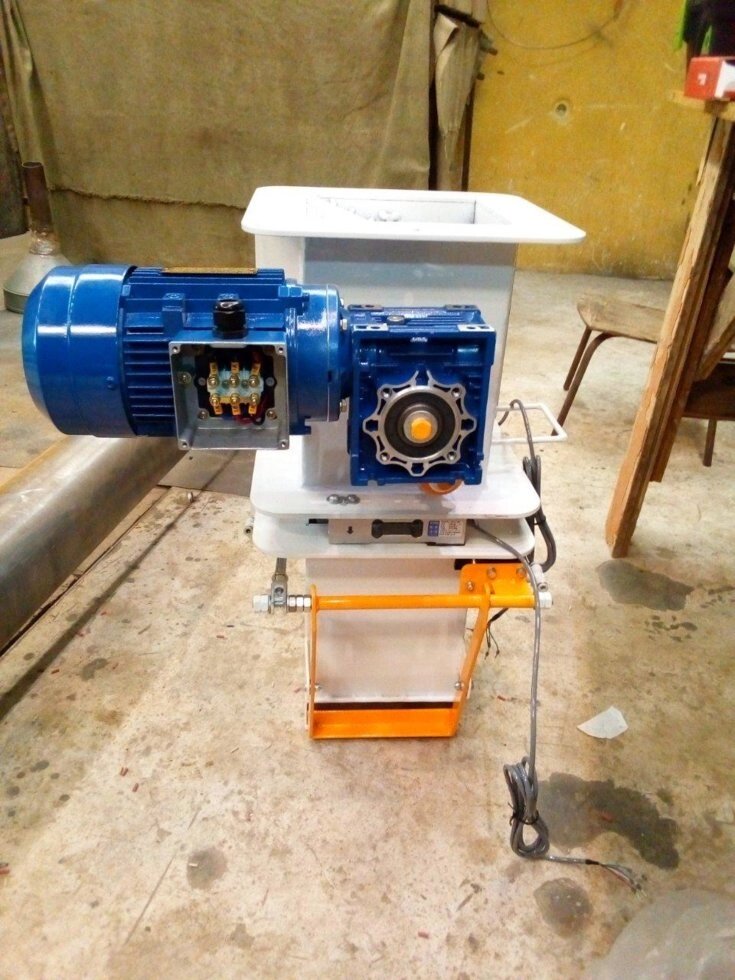 Весовой дозатор для фасовки сыпучей продукции от компании Агротехмаш-55 - фото 1